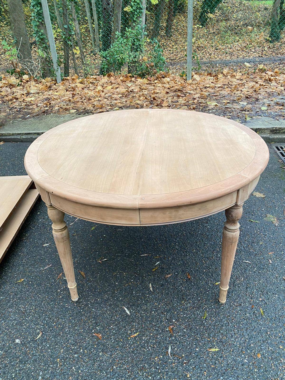 Louis Philippe round extendable dining table, restored, 19th century, 210cm