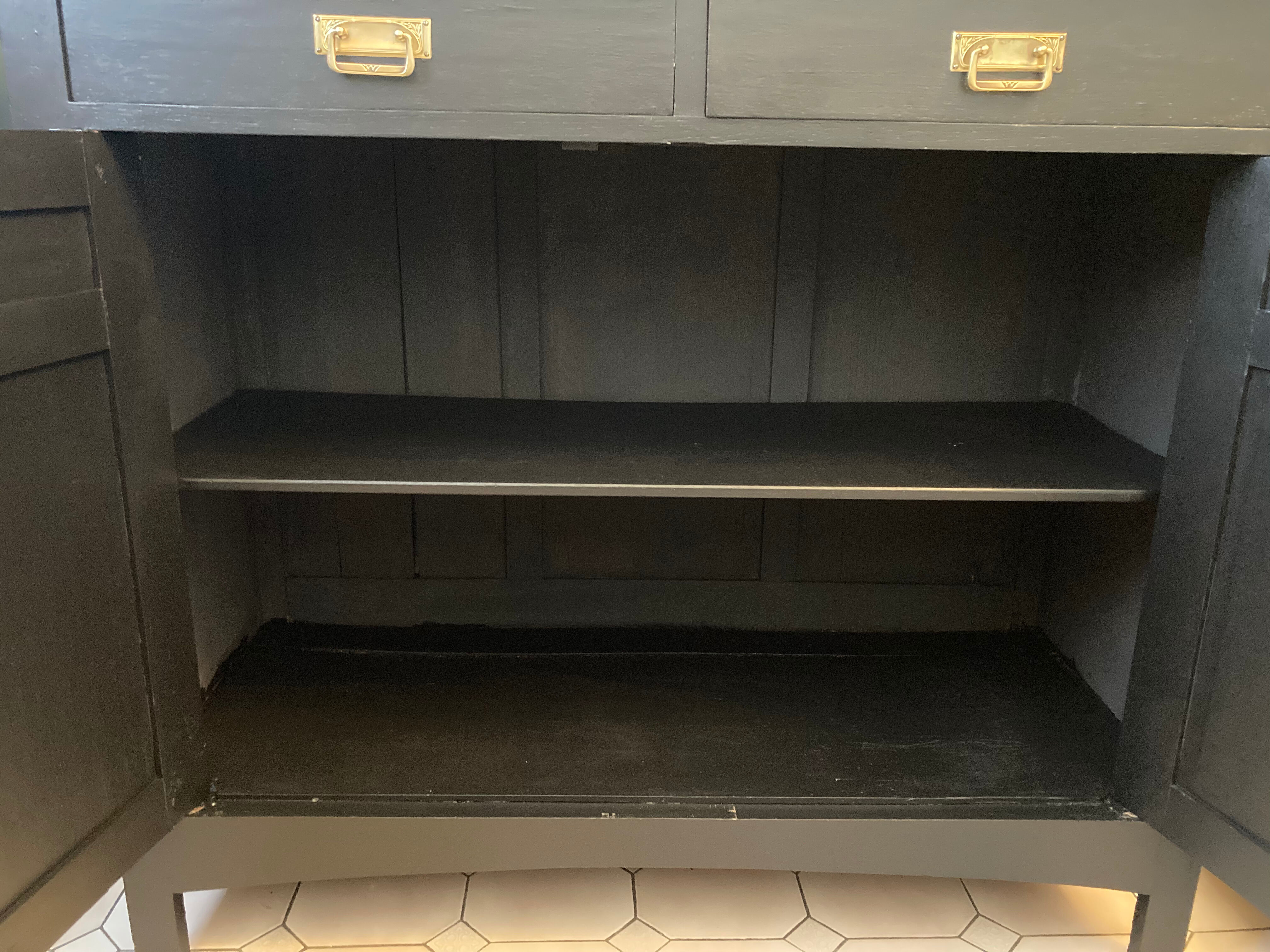 Art-deco period oak commodus