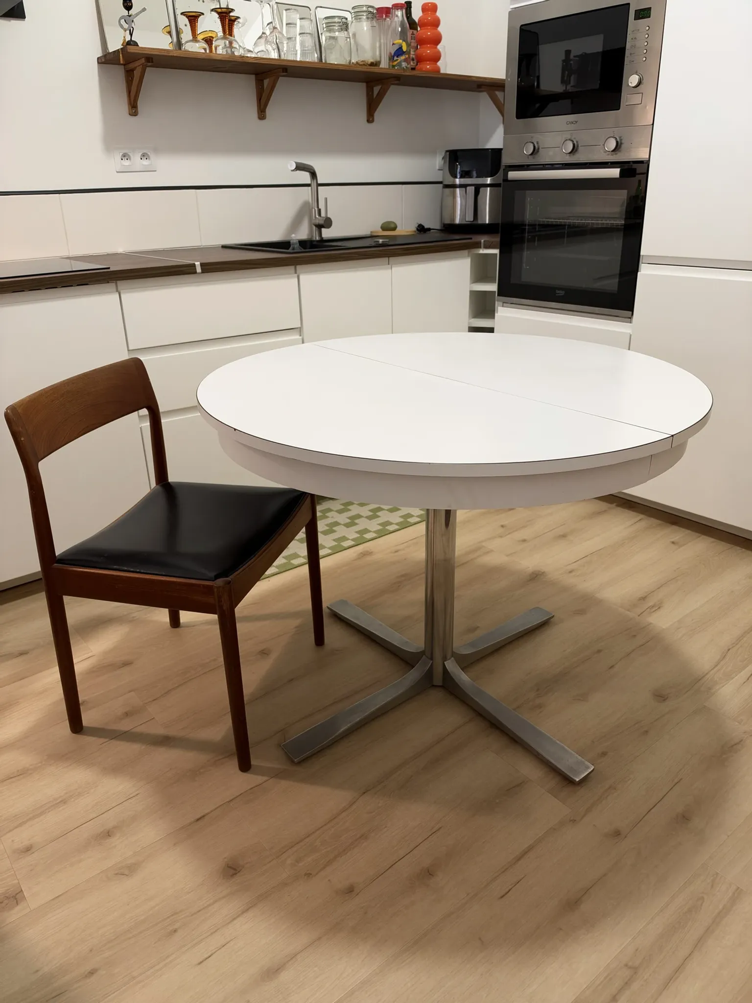 Round table Space Age Roche Bobois with integrated extensions system 1970.