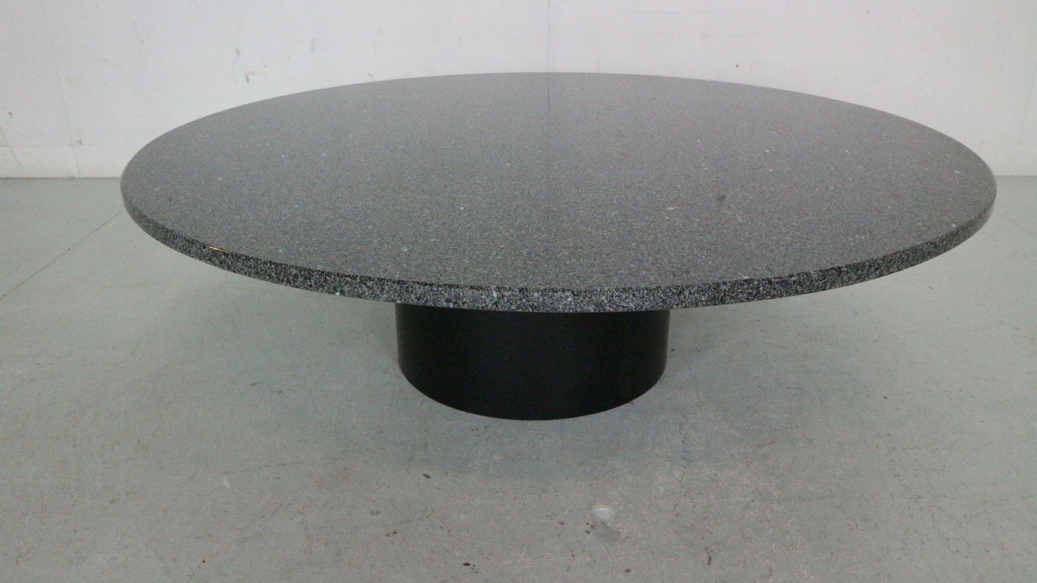 Mid-century  granite stone round coffee table, 1970's italy