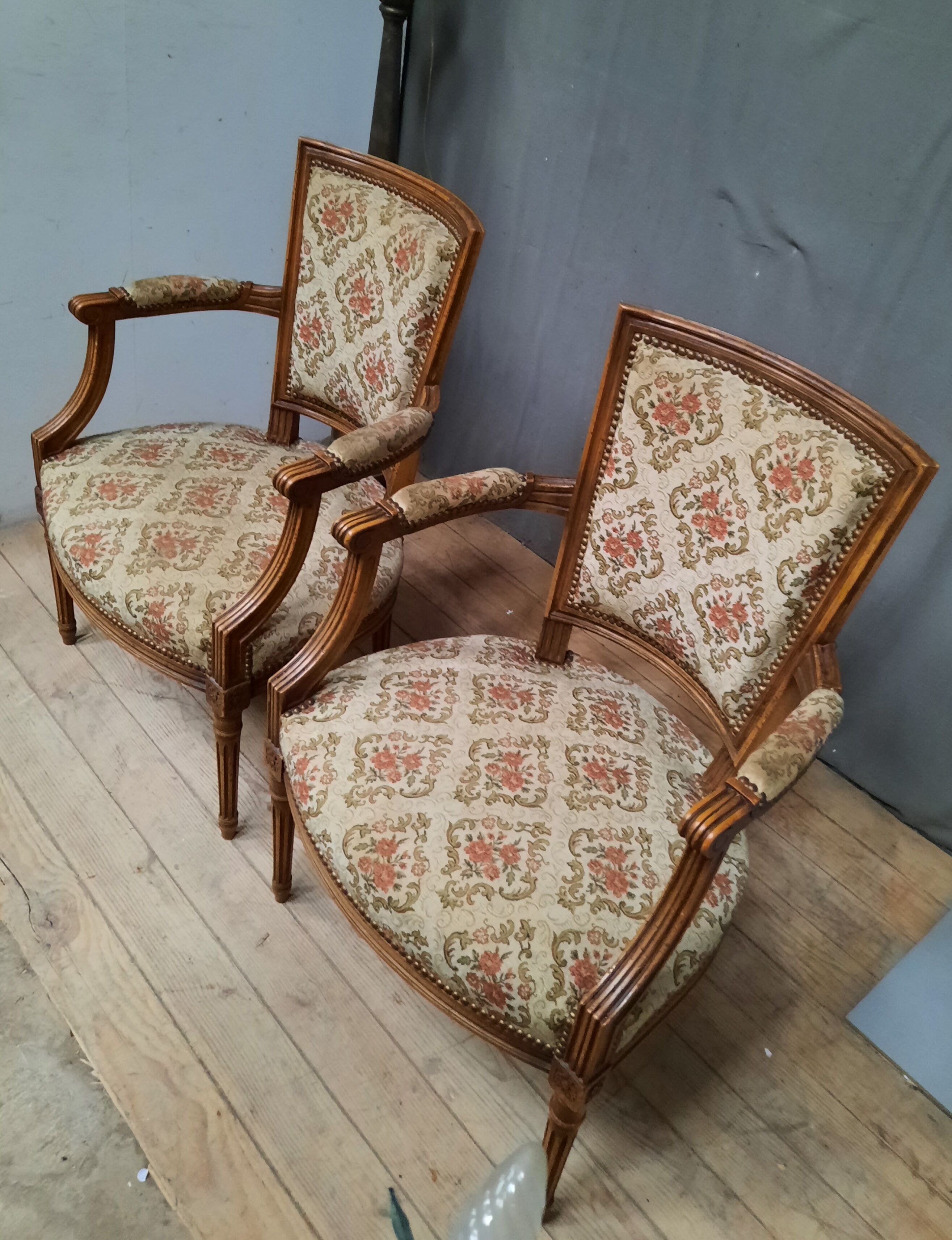 Paire de fauteuils de style Louis XVI
