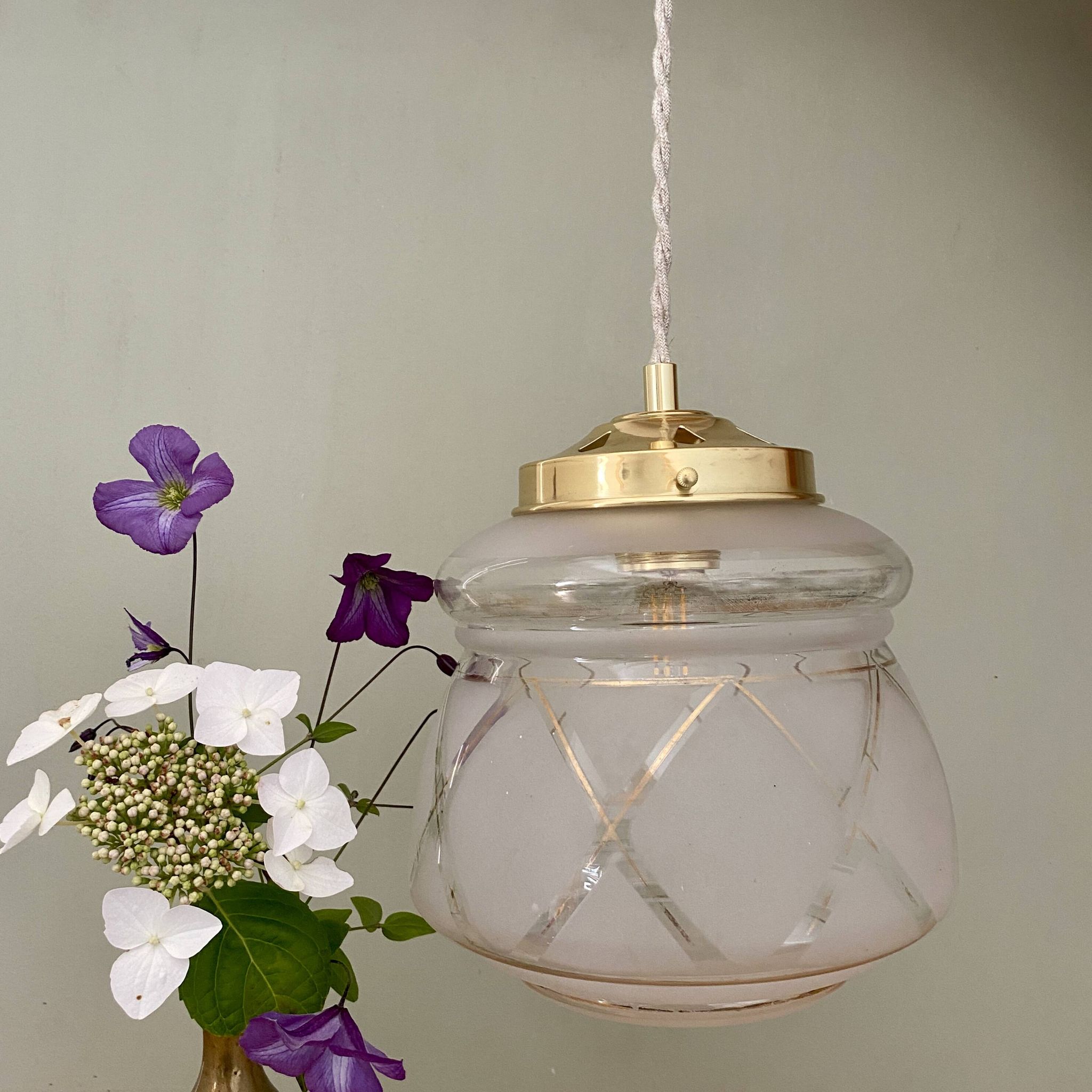 Suspension globe vintage art déco blanc et doré