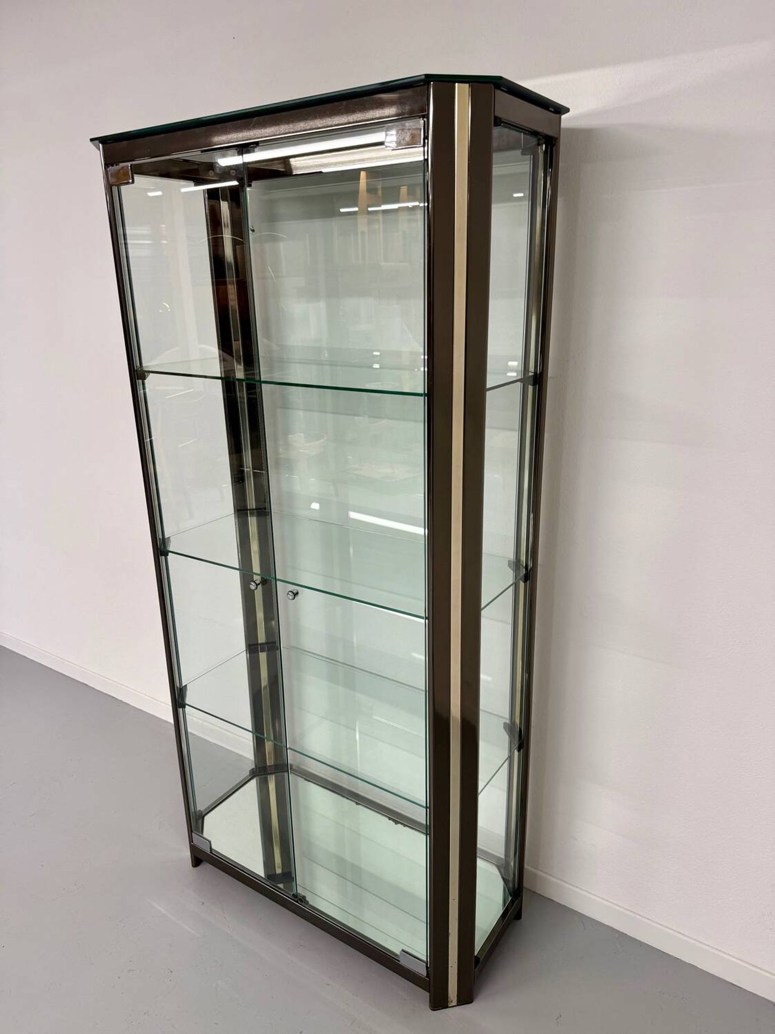 Antique display cabinet shelf in brass metal Italian design from the 70s
