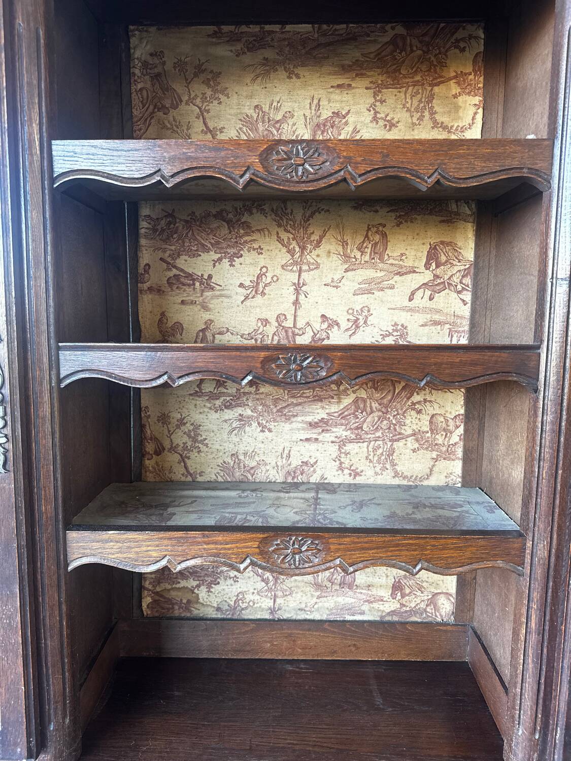 Buffet deux corps ancien en chêne sculpté – Style Louis XV – Vaisselie