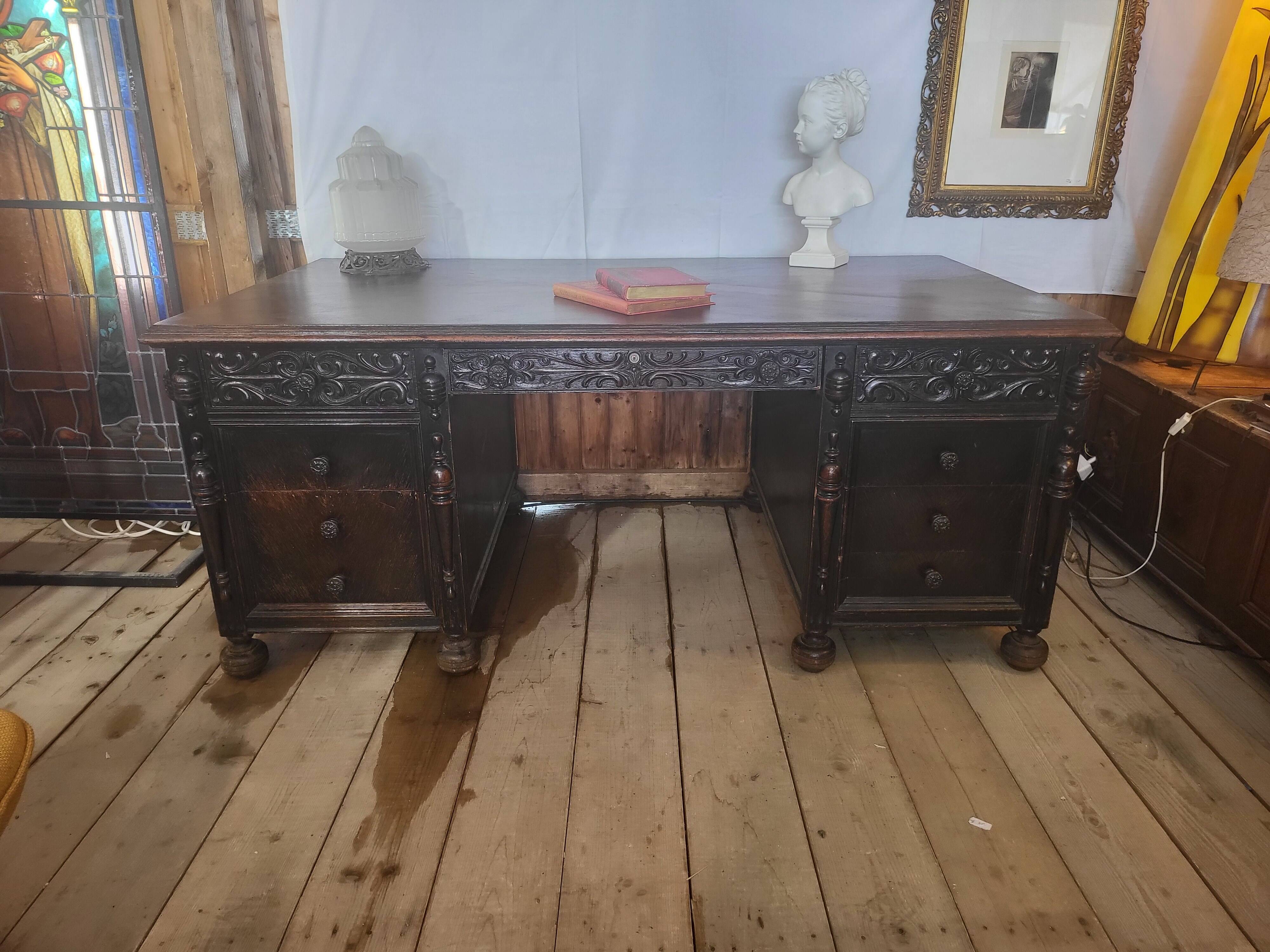 Grand Bureau Américain toutes faces Sculpté "Leopold Desk Co." – Circa 1920