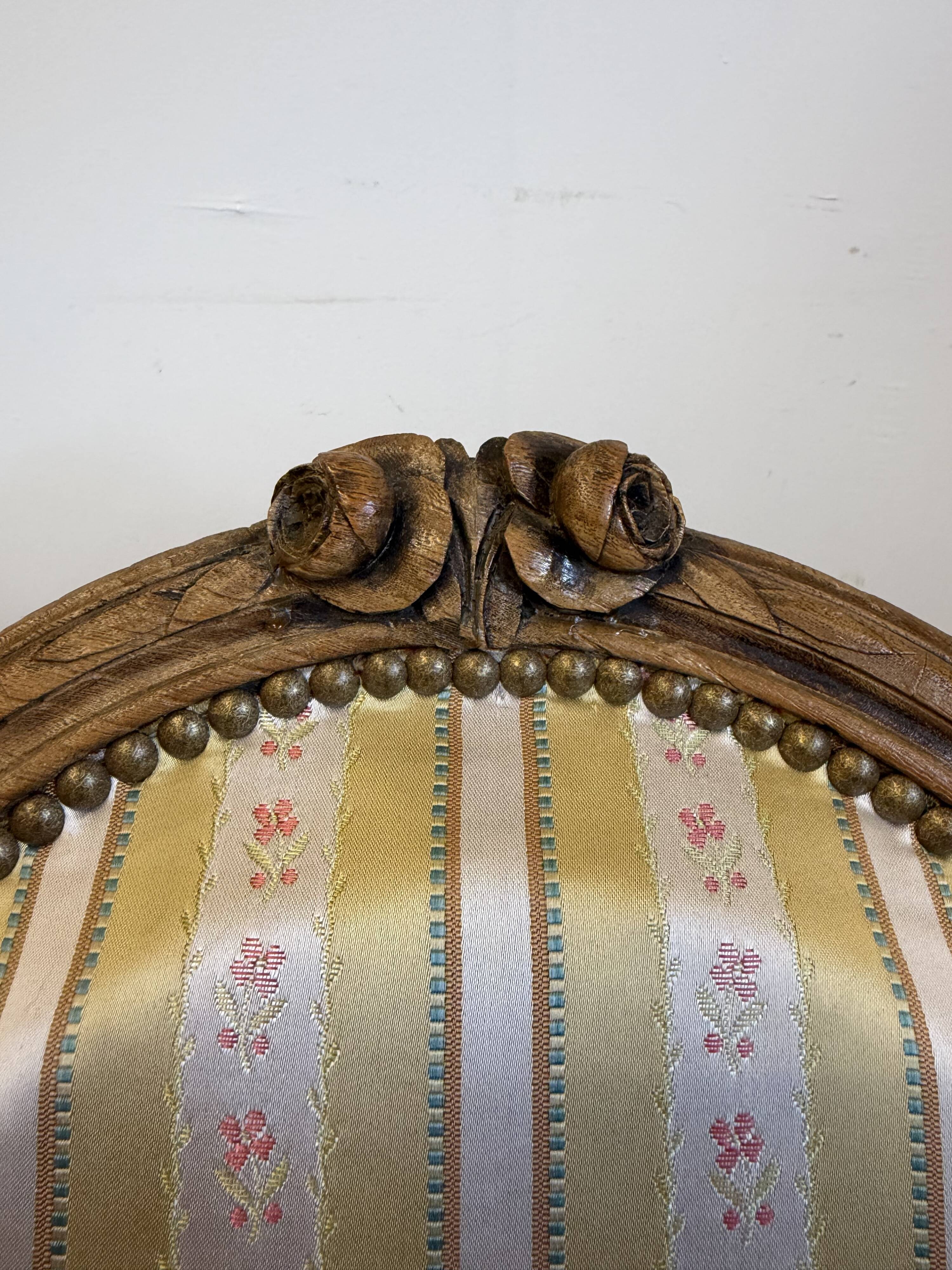 Fauteuil cabriolet médaillon de style Louis XVI