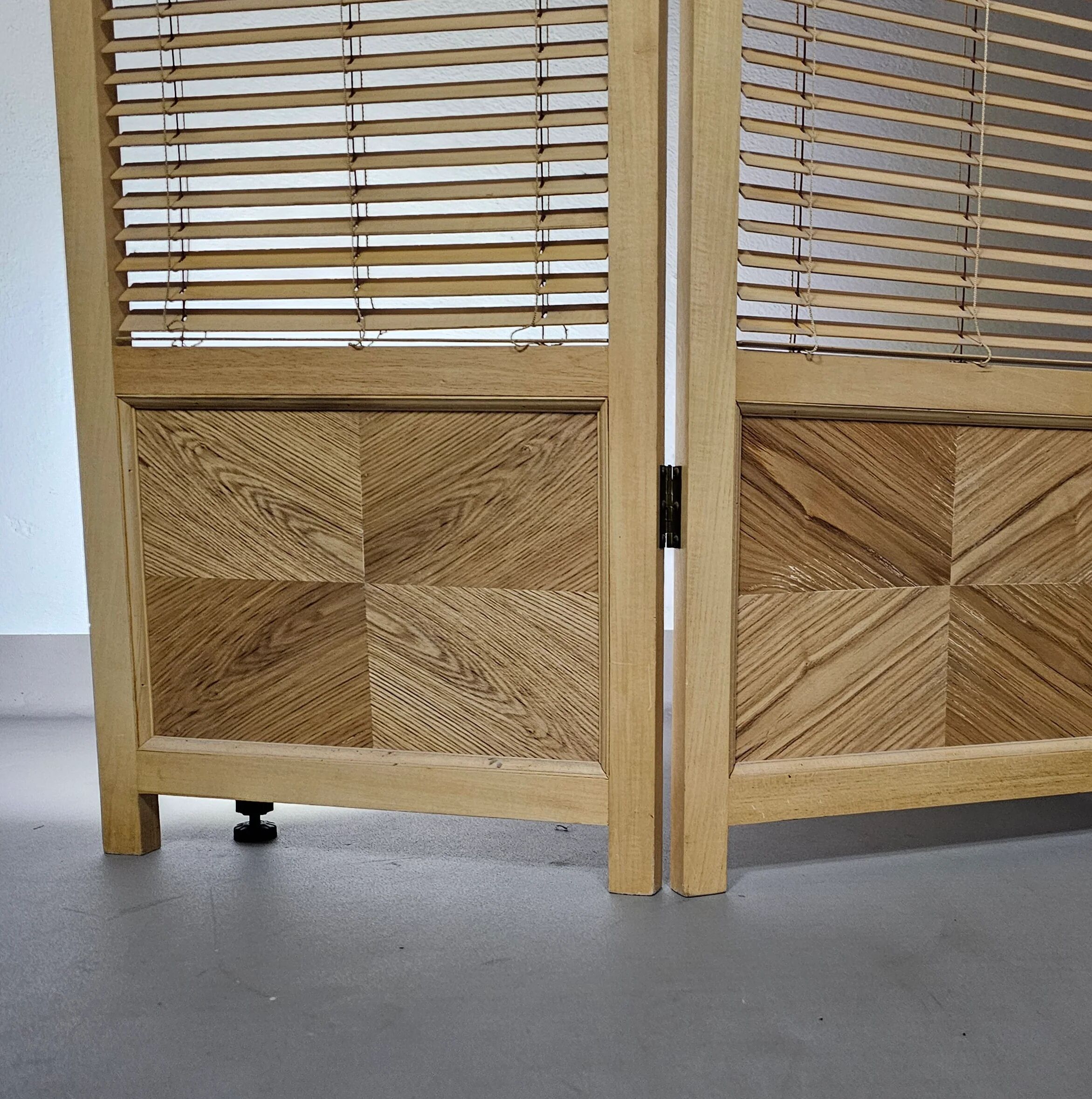 Room divider, French blonde beech louvered screen, 1960s, width 155 cm, height 185 cm