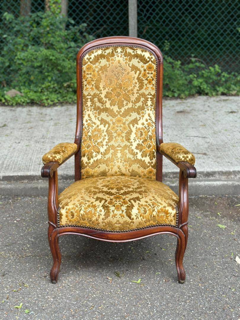 Fauteuil voltaire style Louis XV en bois massif et velours fleuri jaune