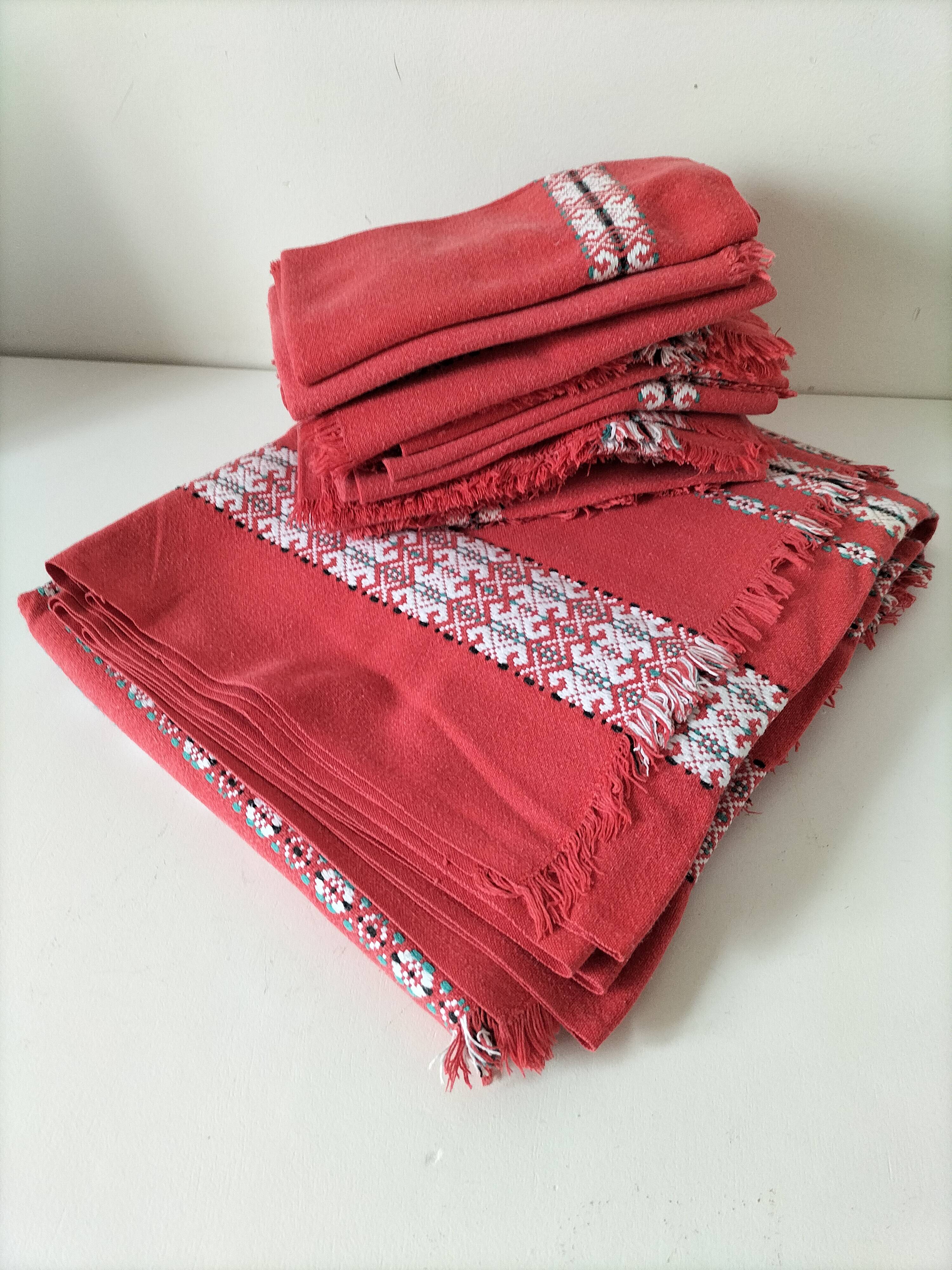 Tablecloth and 12 vintage cotton Basque-style napkins.