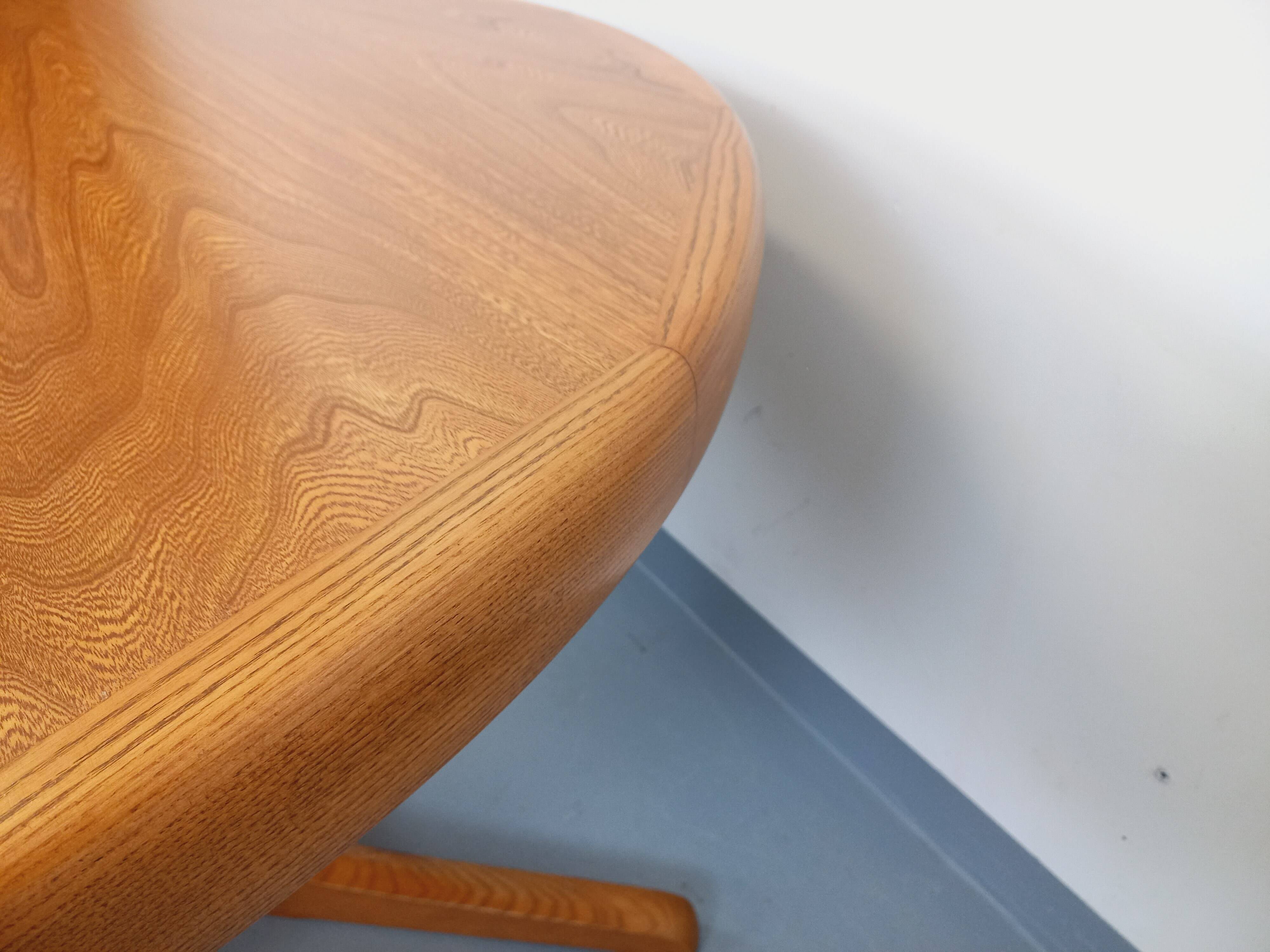 Vintage round dining table in Scandinavian style from the 60s and 70s in elm.