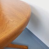 Vintage round dining table in Scandinavian style from the 60s and 70s in elm.
