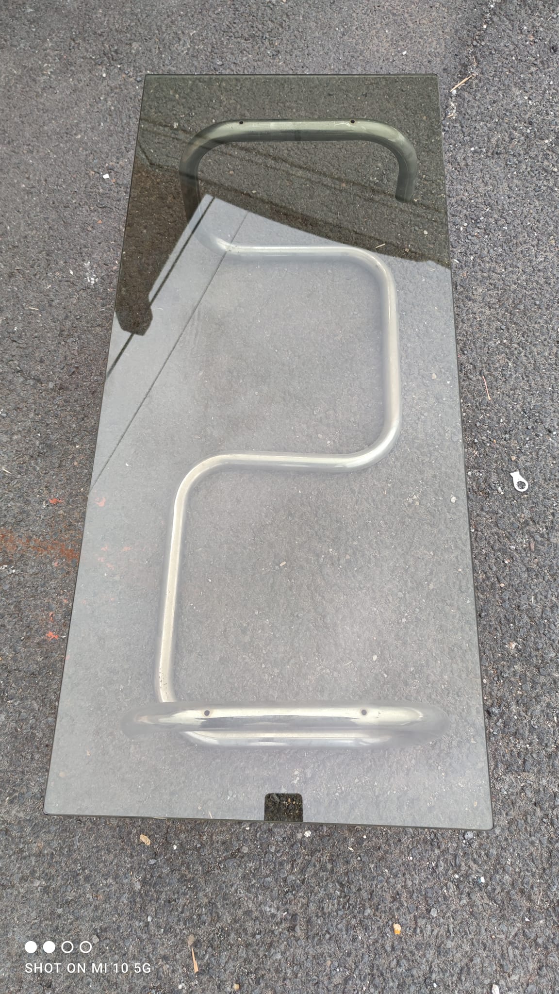 Table basse en acier chromé et verre fumé vers 1970