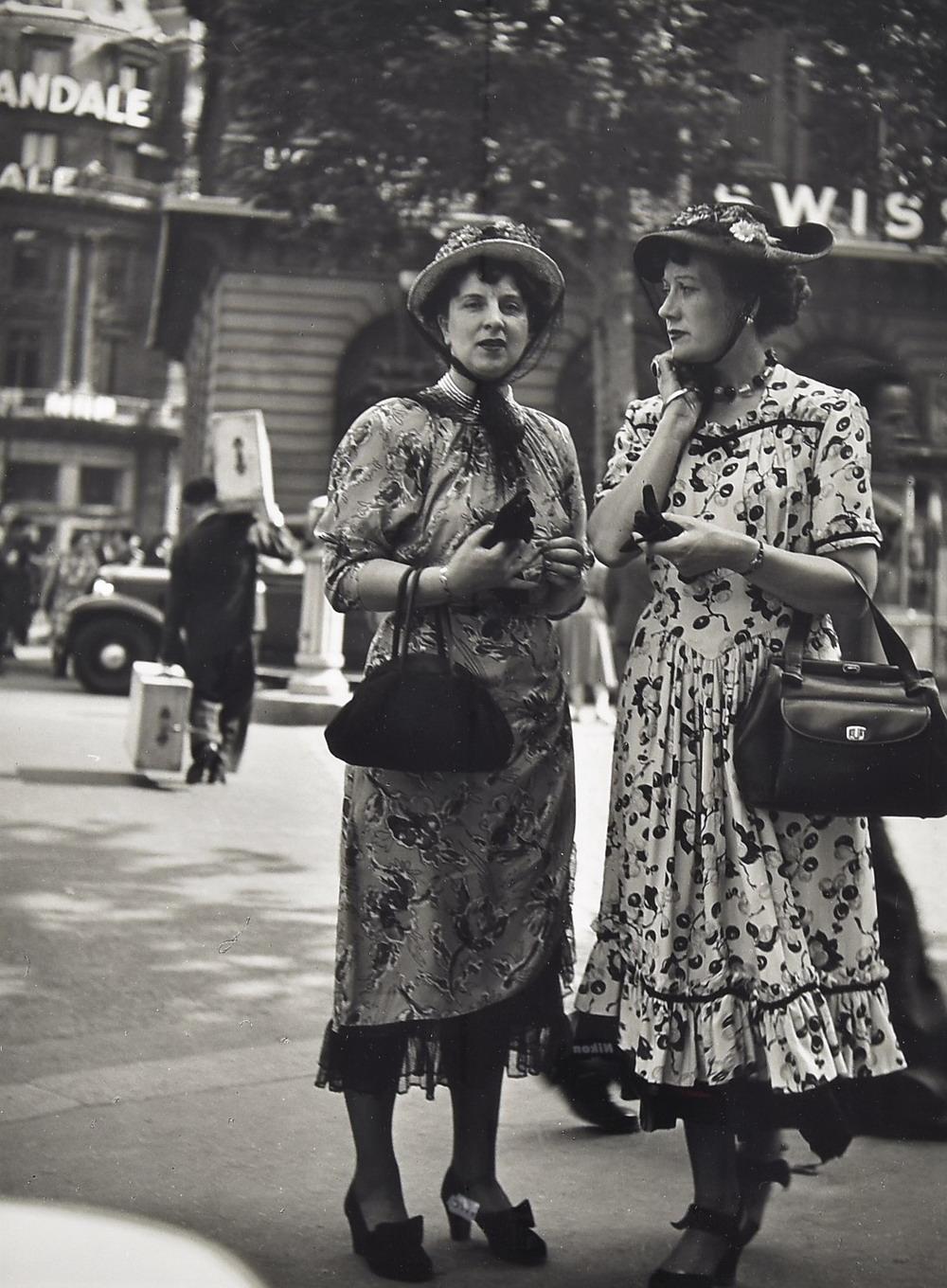 Dirk de Herder (1914-2003) gelatin silver print - "de midinetjes" paris 1946 - singed and stamped