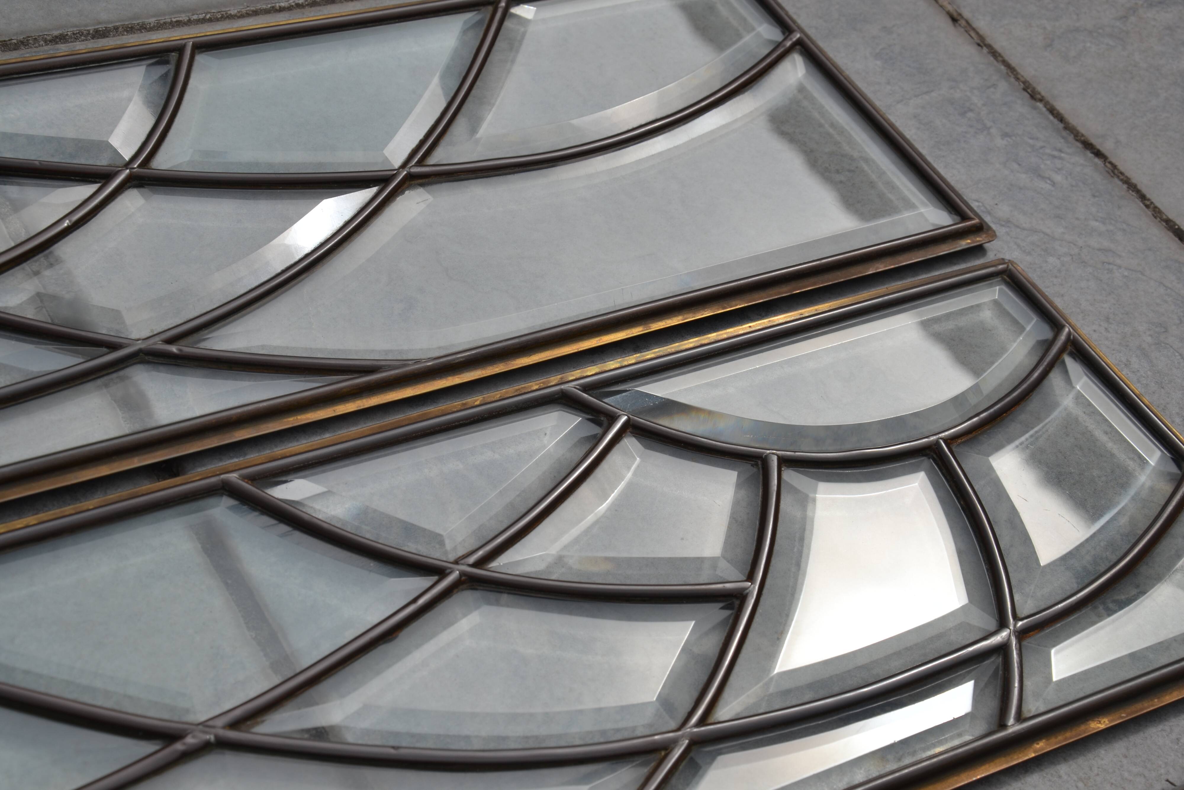 Deux vitraux en verre biseauté et laiton