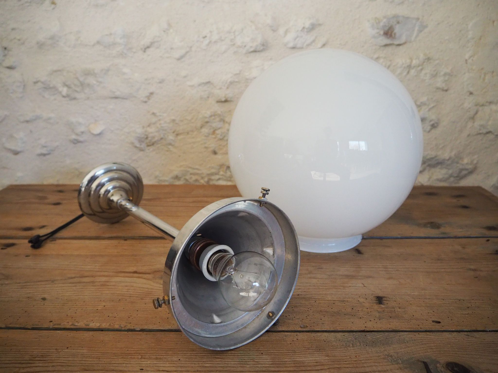 Suspension art déco globe en opaline blanche et tige en aluminium