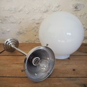 Suspension art déco globe en opaline blanche et tige en aluminium