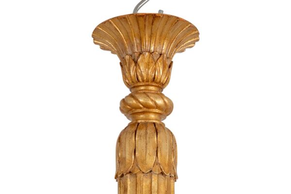 Dumez, Lustre de style Louis XVI en bois sculpté et doré. Années 1950.