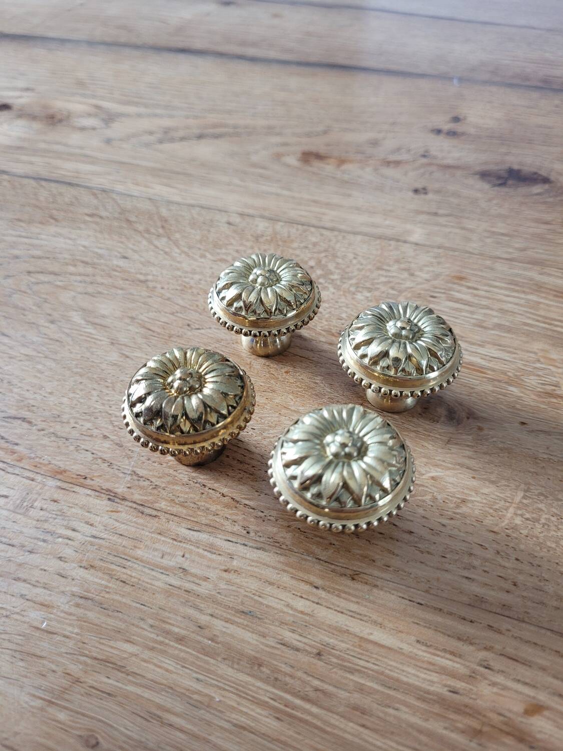Boutons de meuble Louis XVI en laiton