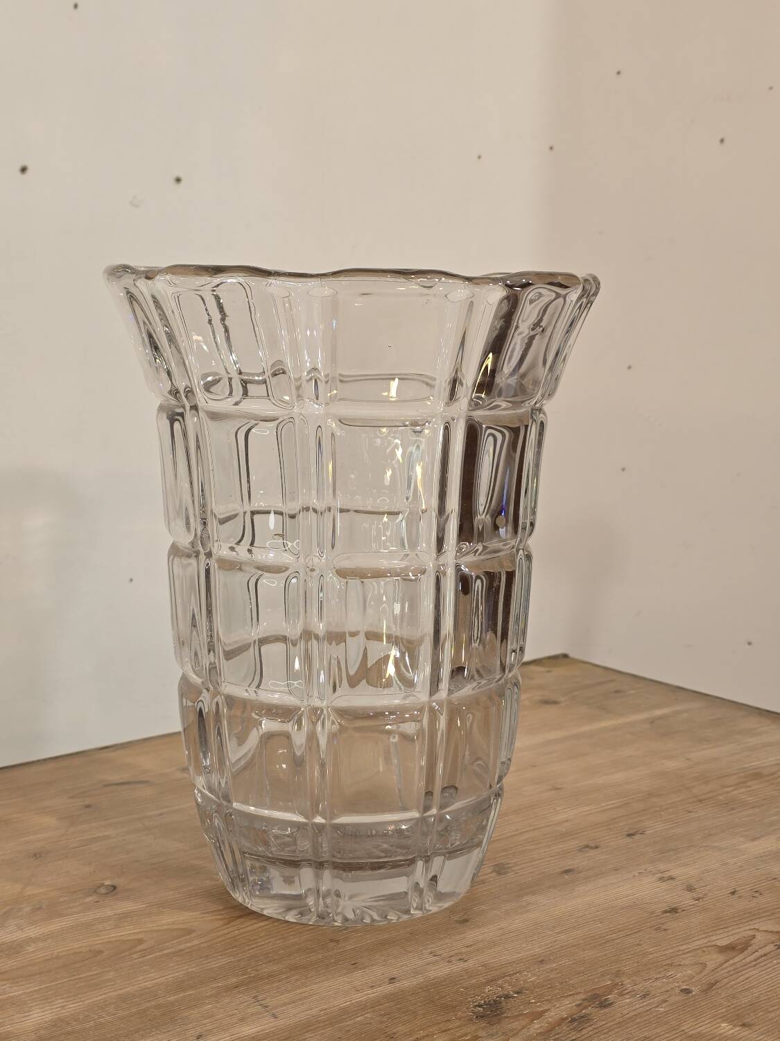 Large Art Deco vase in chiseled white crystal