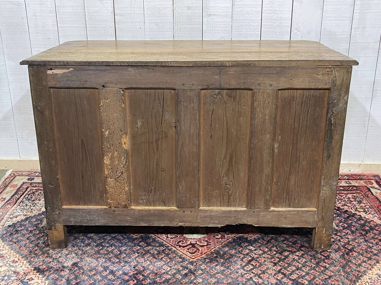 18th-century chest of drawers in walnut and fir