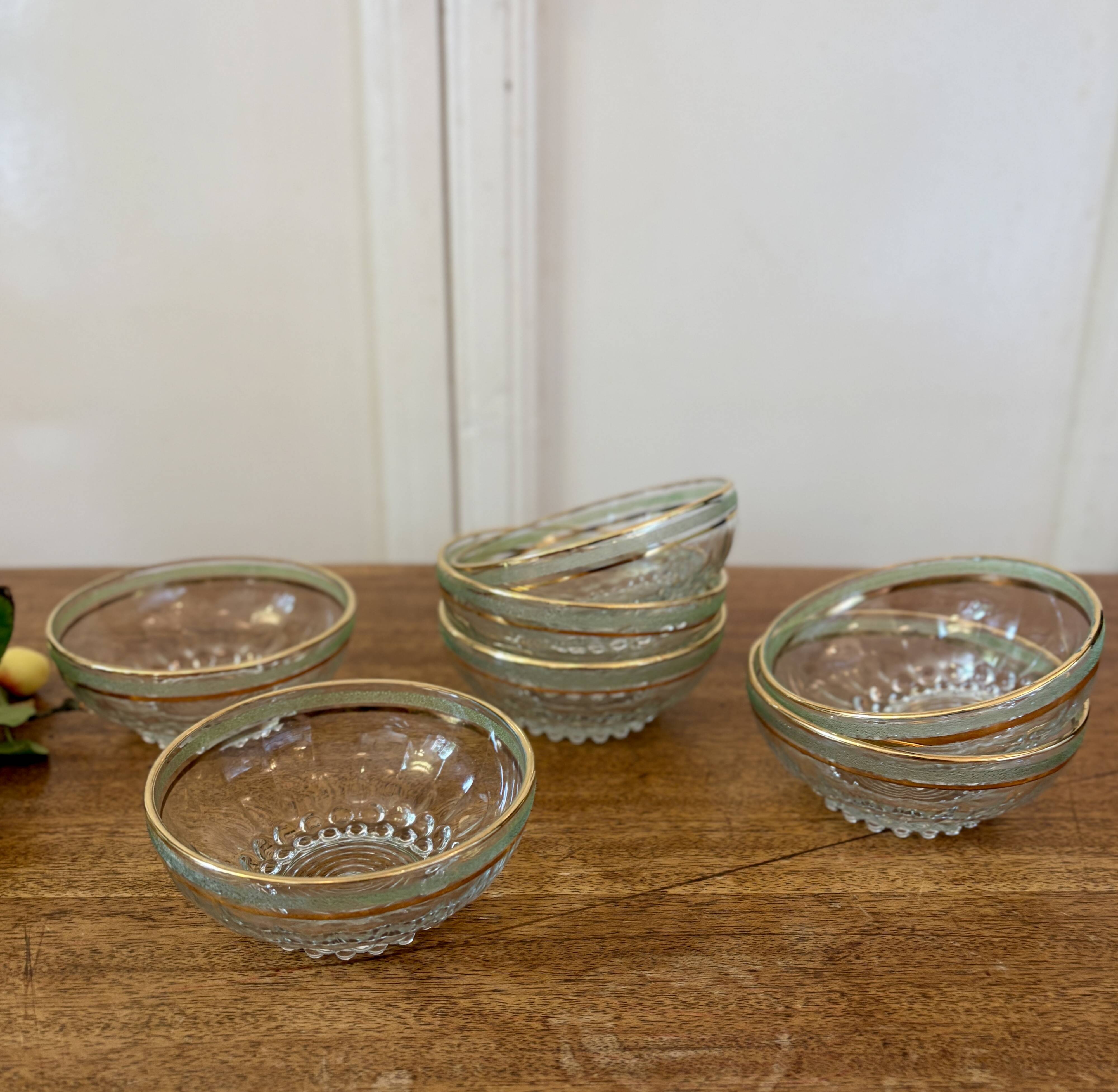 Lot de 7 coupes en verre granité vert et or vintage