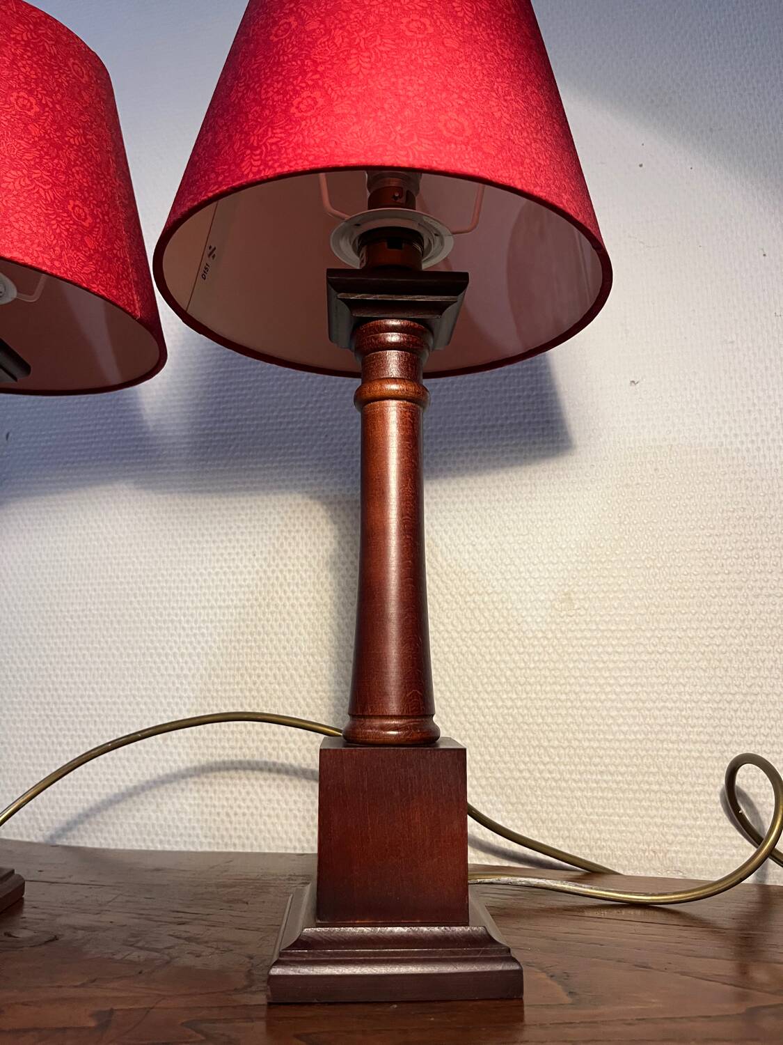 Paire de lampes colonnes en bois massif