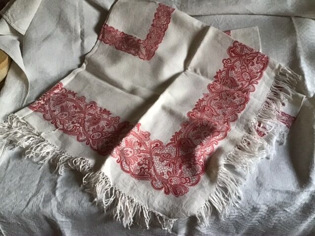 Red and white square sheet 140x140 and 6 towels