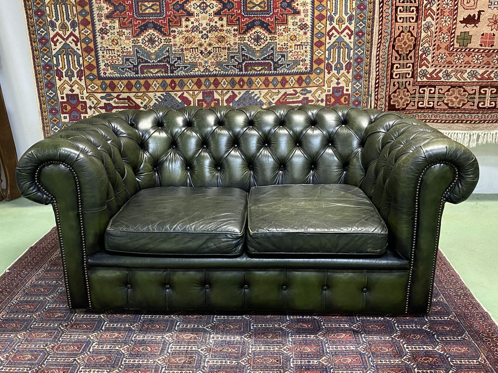 Chesterfield 2-seater green leather sofa from the 1980s