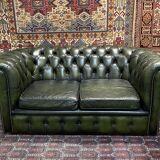 Chesterfield 2-seater green leather sofa from the 1980s
