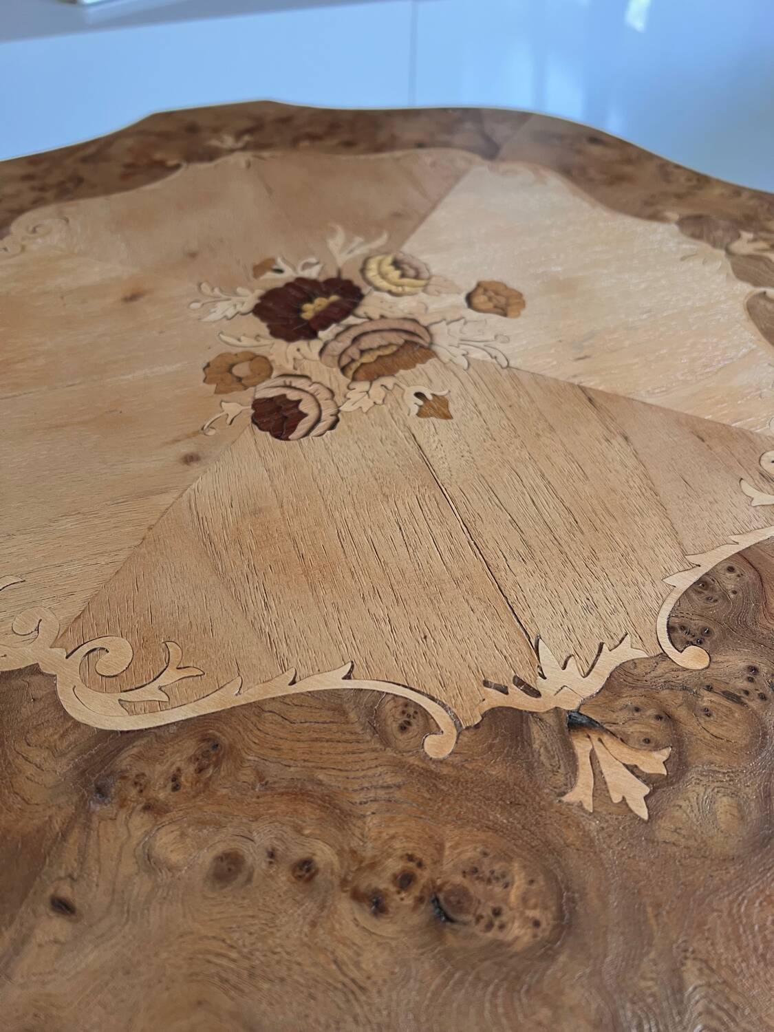 Guéridon ancien rénové avec marqueterie fleur
