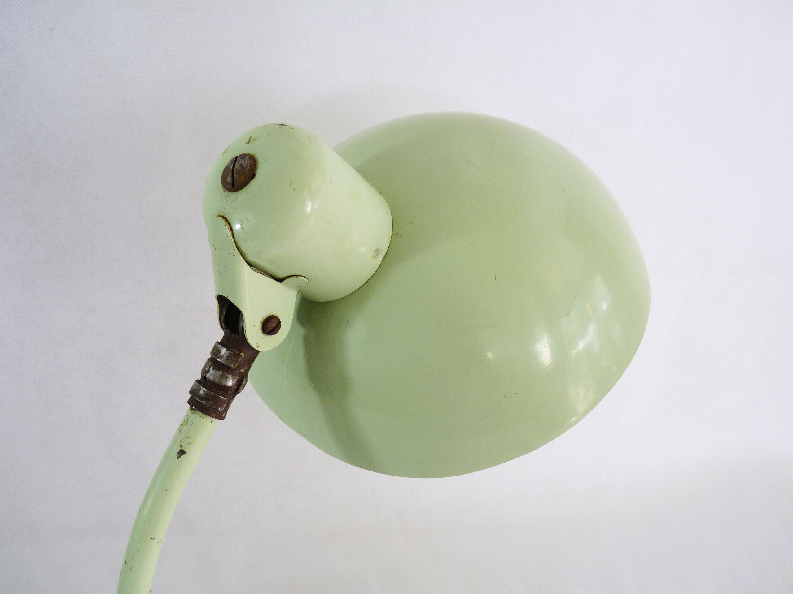 Green metal saucer desk lamp orientable. Year 50