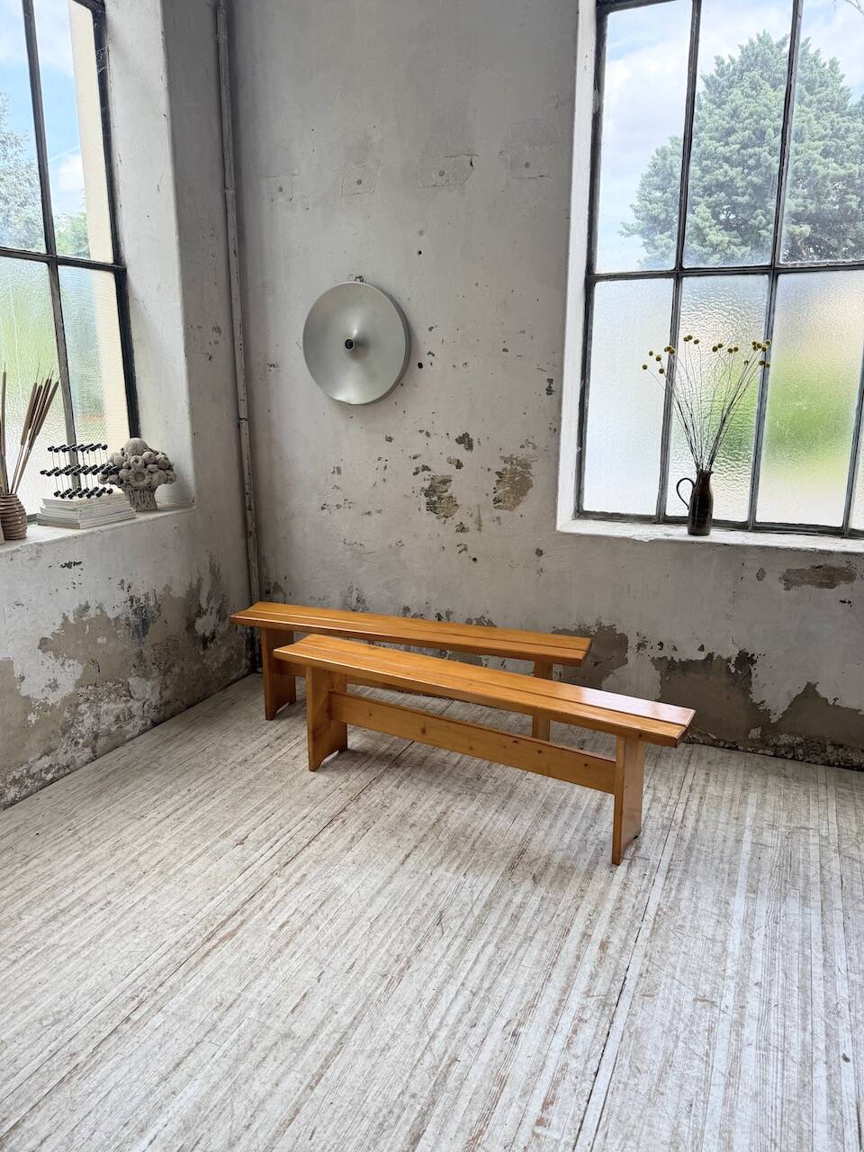 Paire de bancs en pin Charlotte Perriand Les arcs