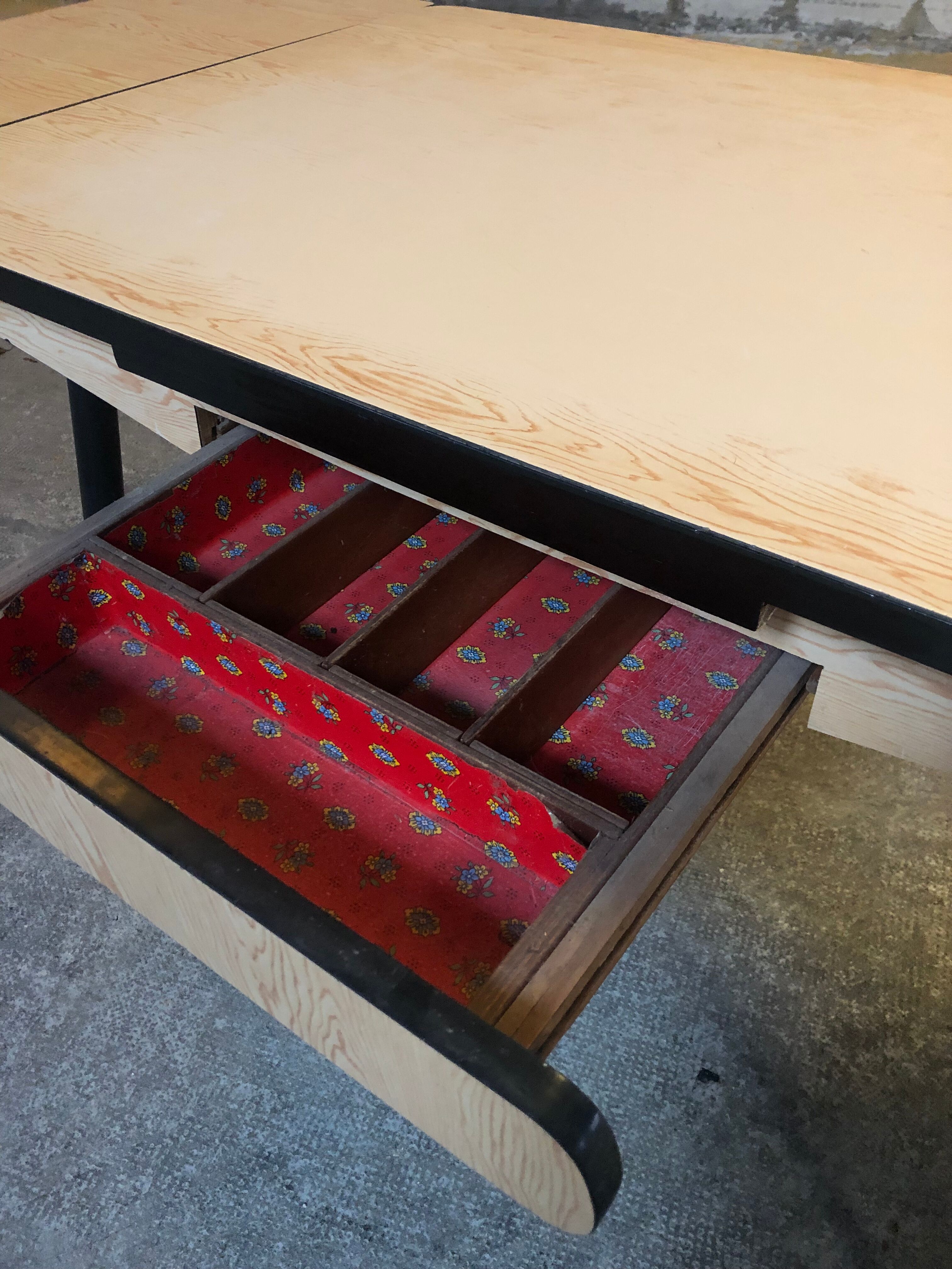 Formica table with extensions