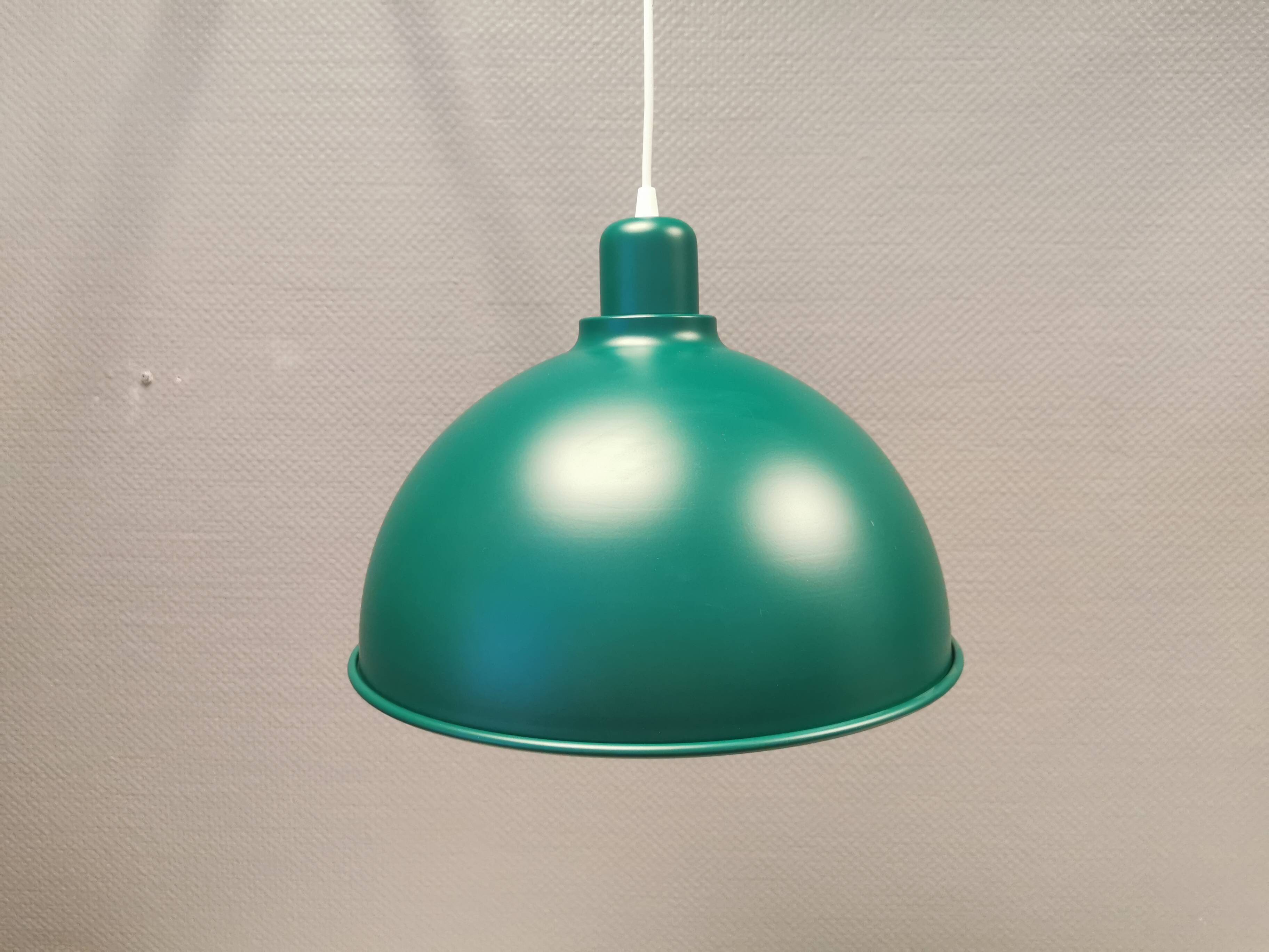 Une belle suspension industrielle en métal (pas en aluminium) de belle couleur verte