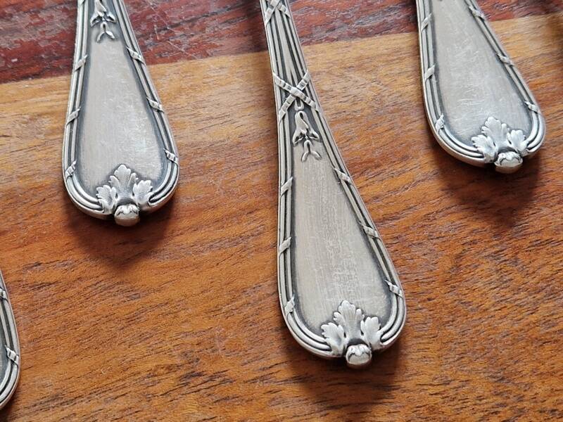 Christofle, Paris - Set of 12 fish knives - crossed ribbons model