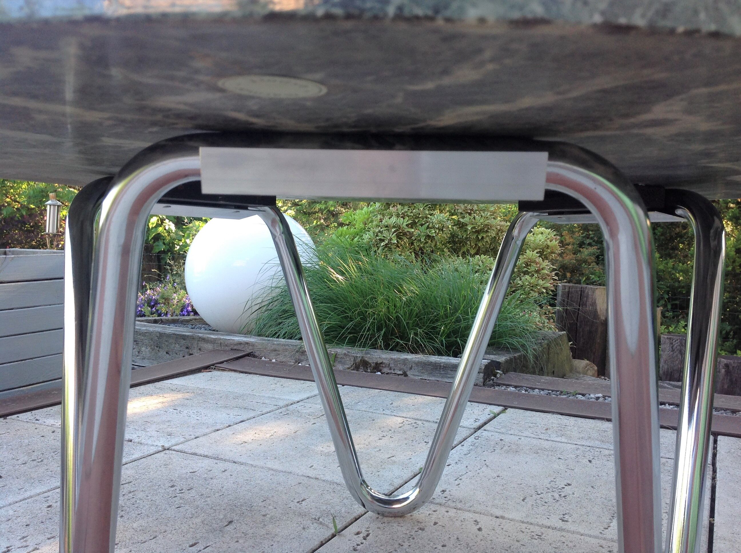 Round coffee table in green marble and chrome / vintage base 60s-70s