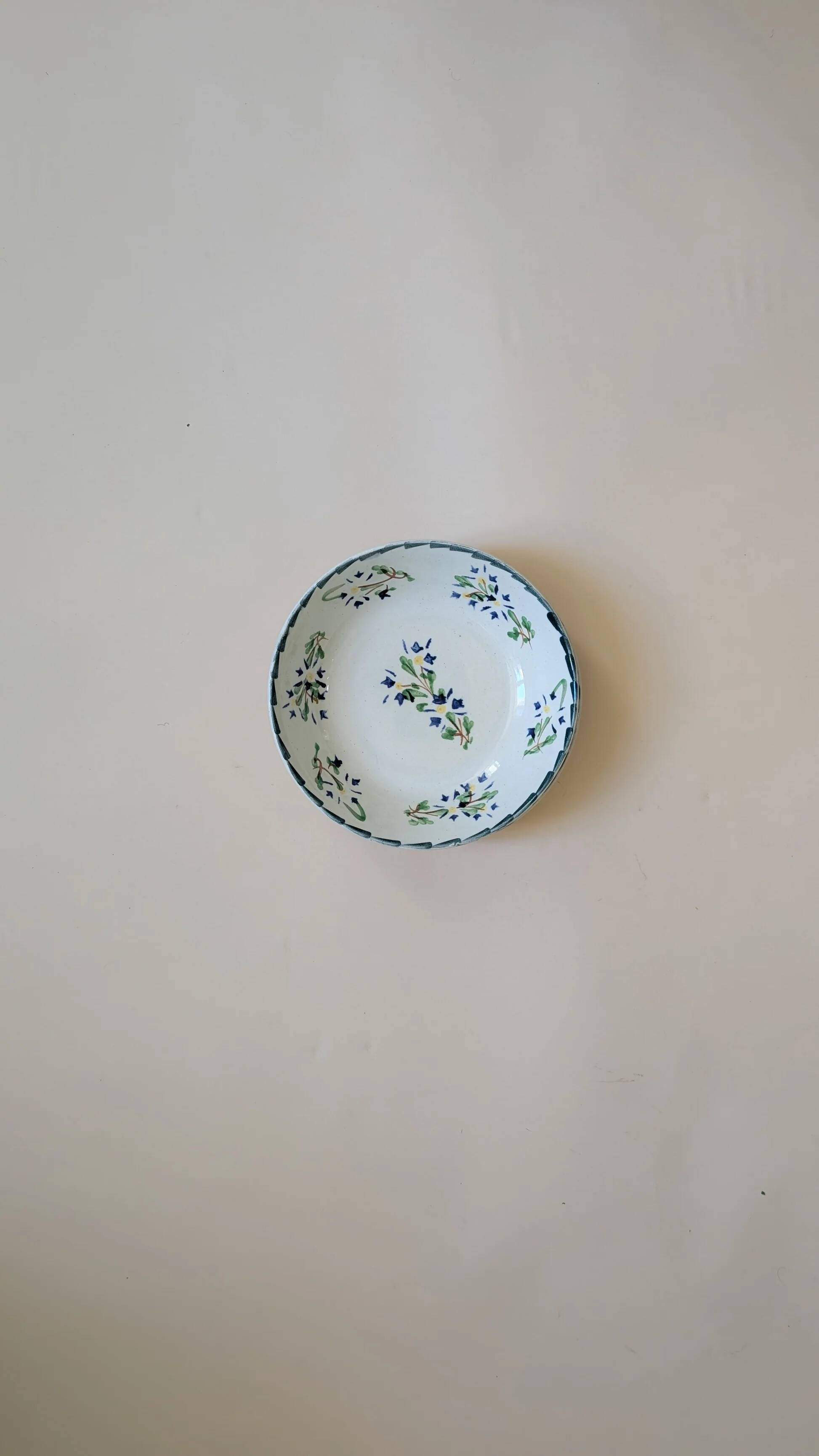 Ensemble de 3 assiettes creuses anciennes – Faïence décor floral