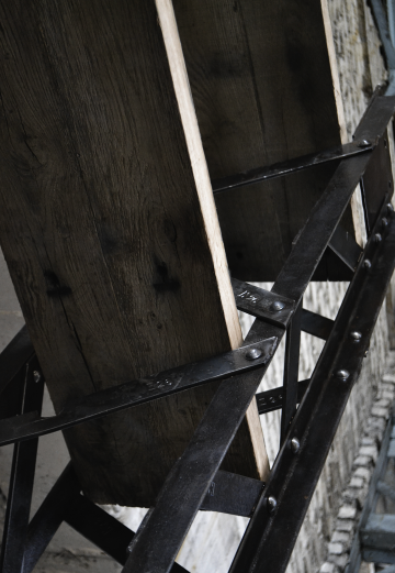 Eiffel riveted shelf