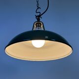 Lampe à suspension industrielle en émail vert, années 1960
