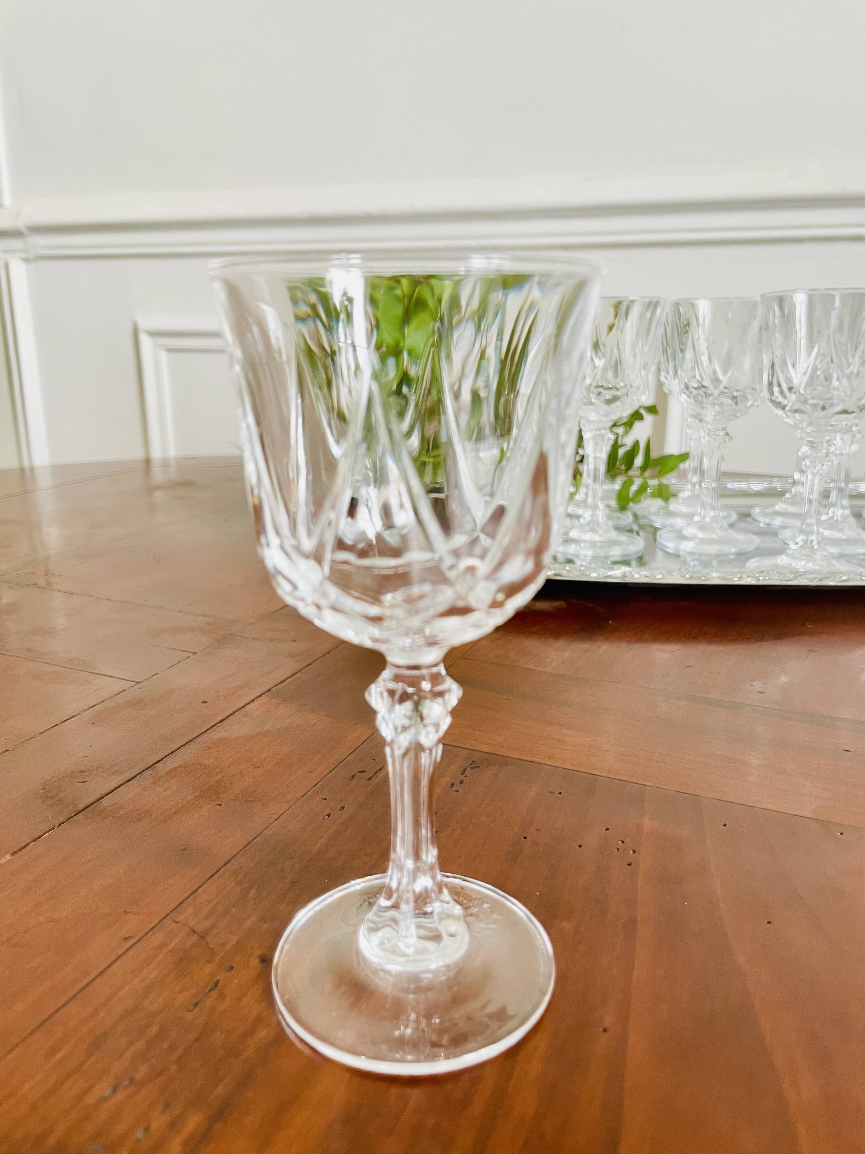 Service de 10 verres à pied en cristal ciselé