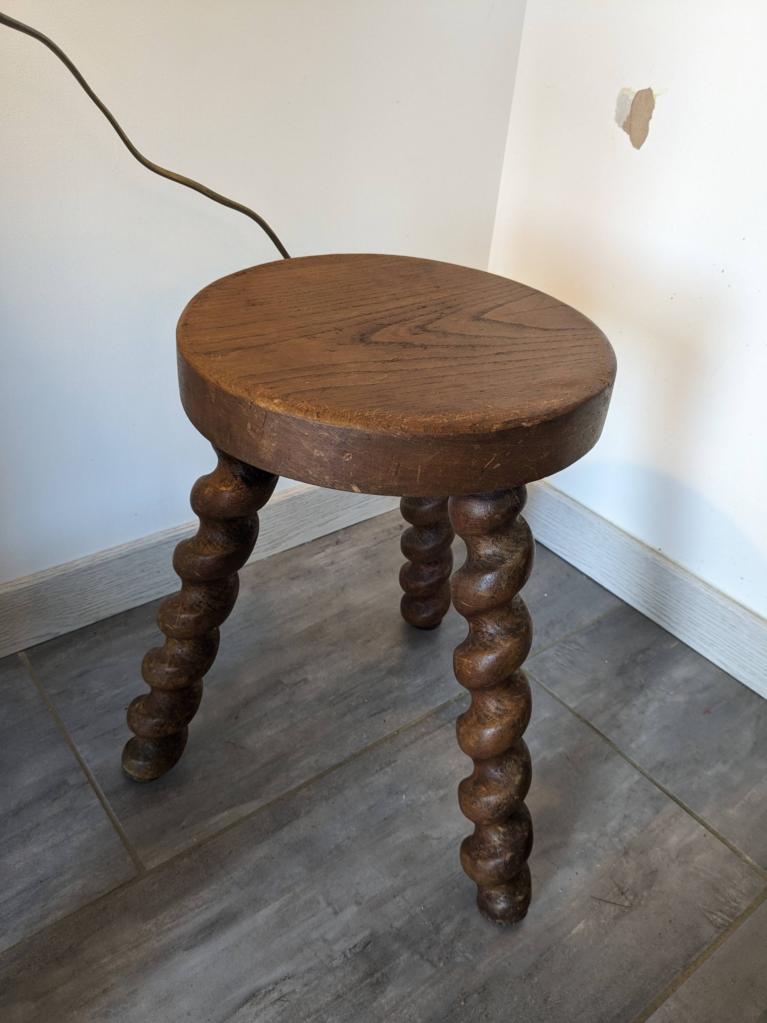 Tabouret de ferme tripode à pieds torsadés