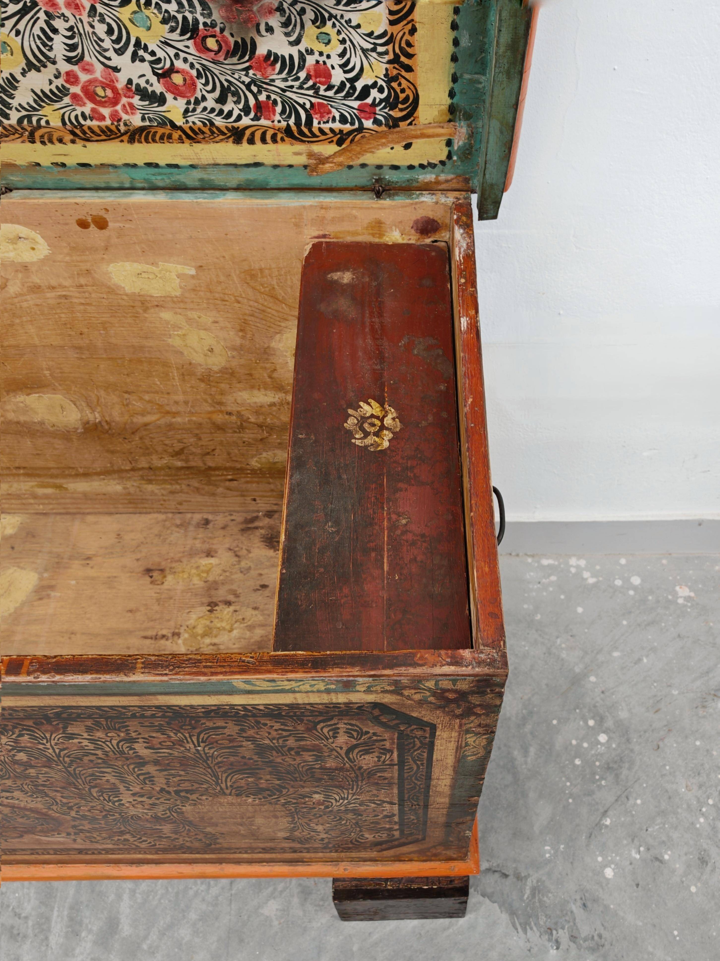 Coffre de dot antique extra grand en pin peint à la main