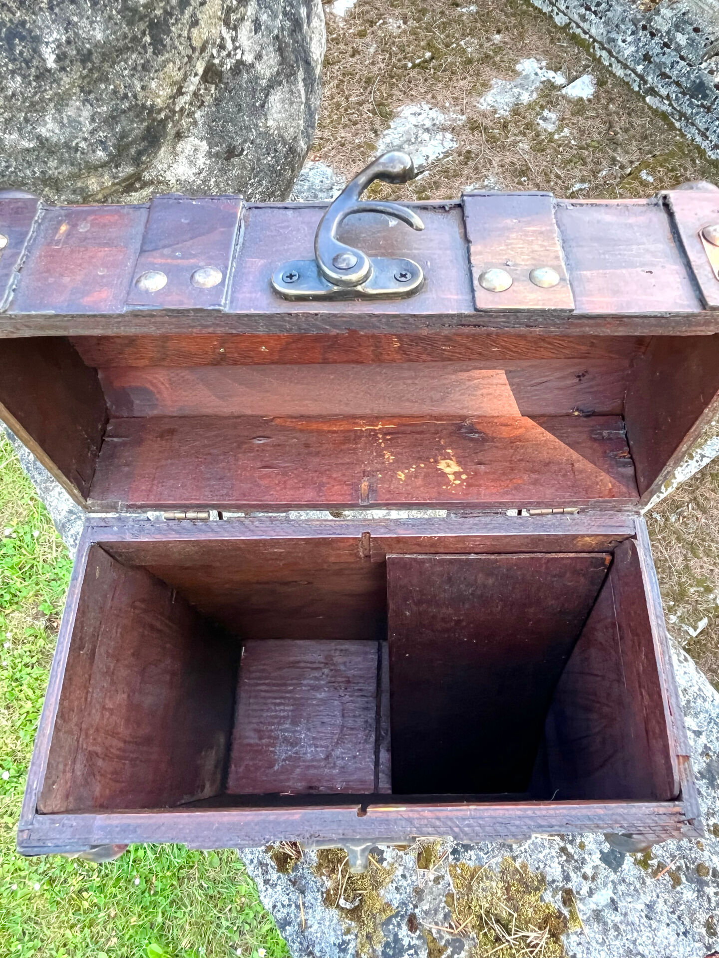 Coffre en bois pour deux bouteilles de vin avec compartiment secret