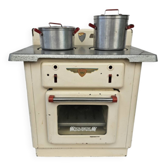 TMF Toys cooker and its accessories
