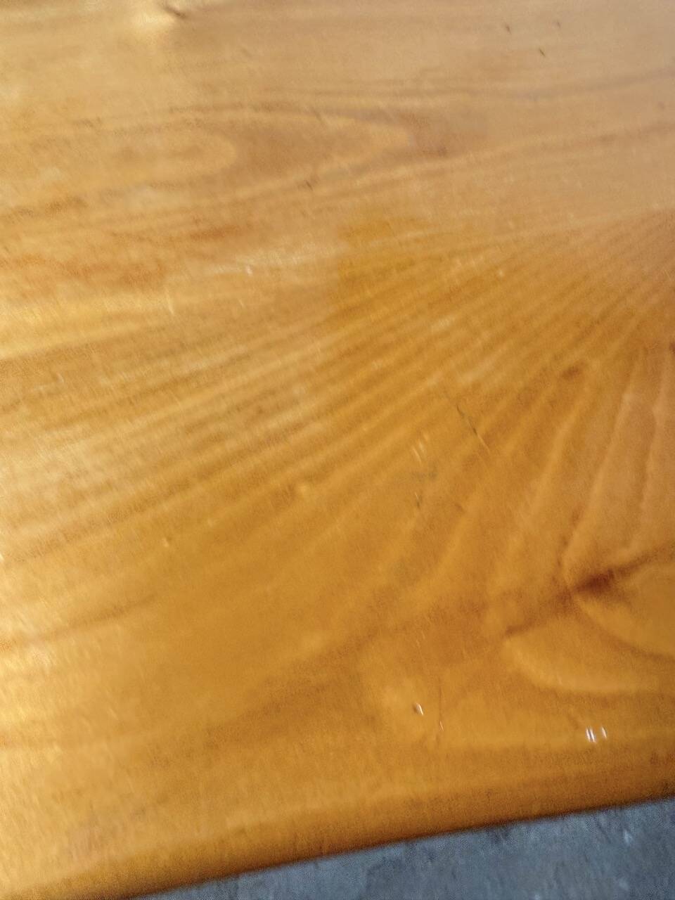 Tables basses en orme formant une goutte