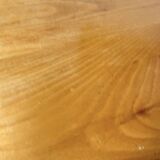 Tables basses en orme formant une goutte