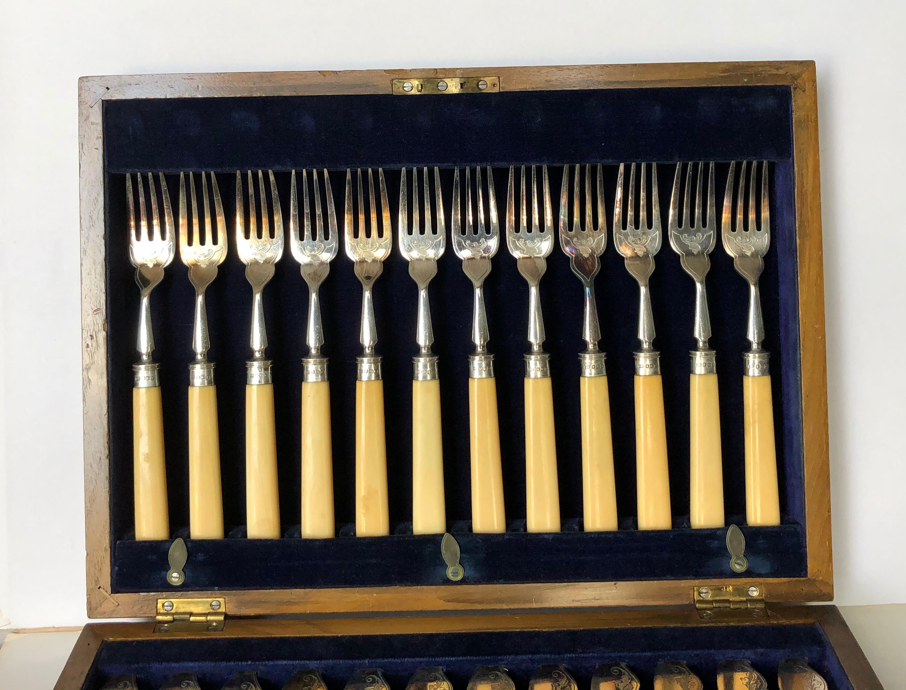 Fish cutlery service