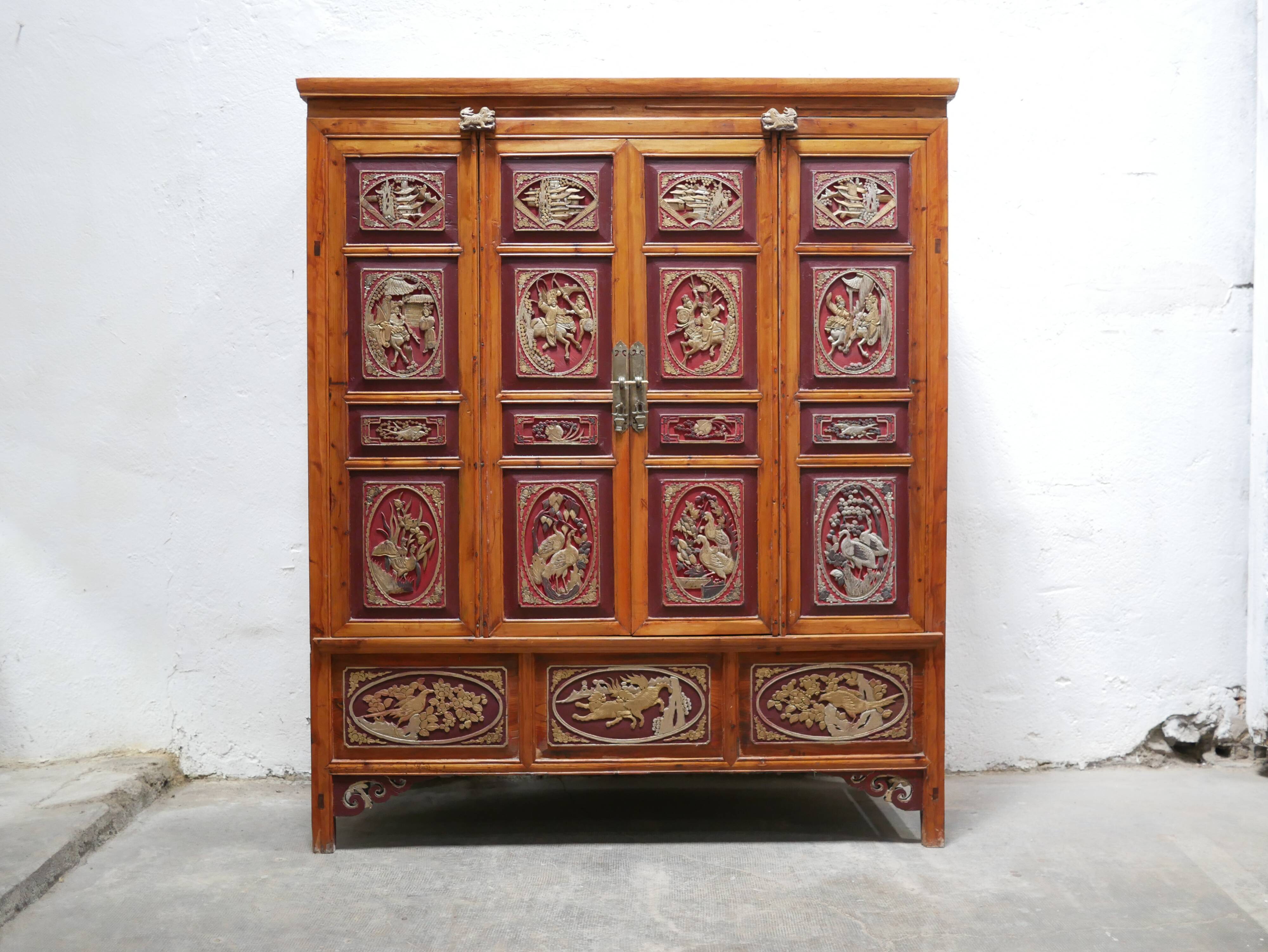 Armoire de mariage chinoise ancienne en orme sculpté et laqué – École de Ni