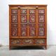 Armoire de mariage chinoise ancienne en orme sculpté et laqué – École de Ni