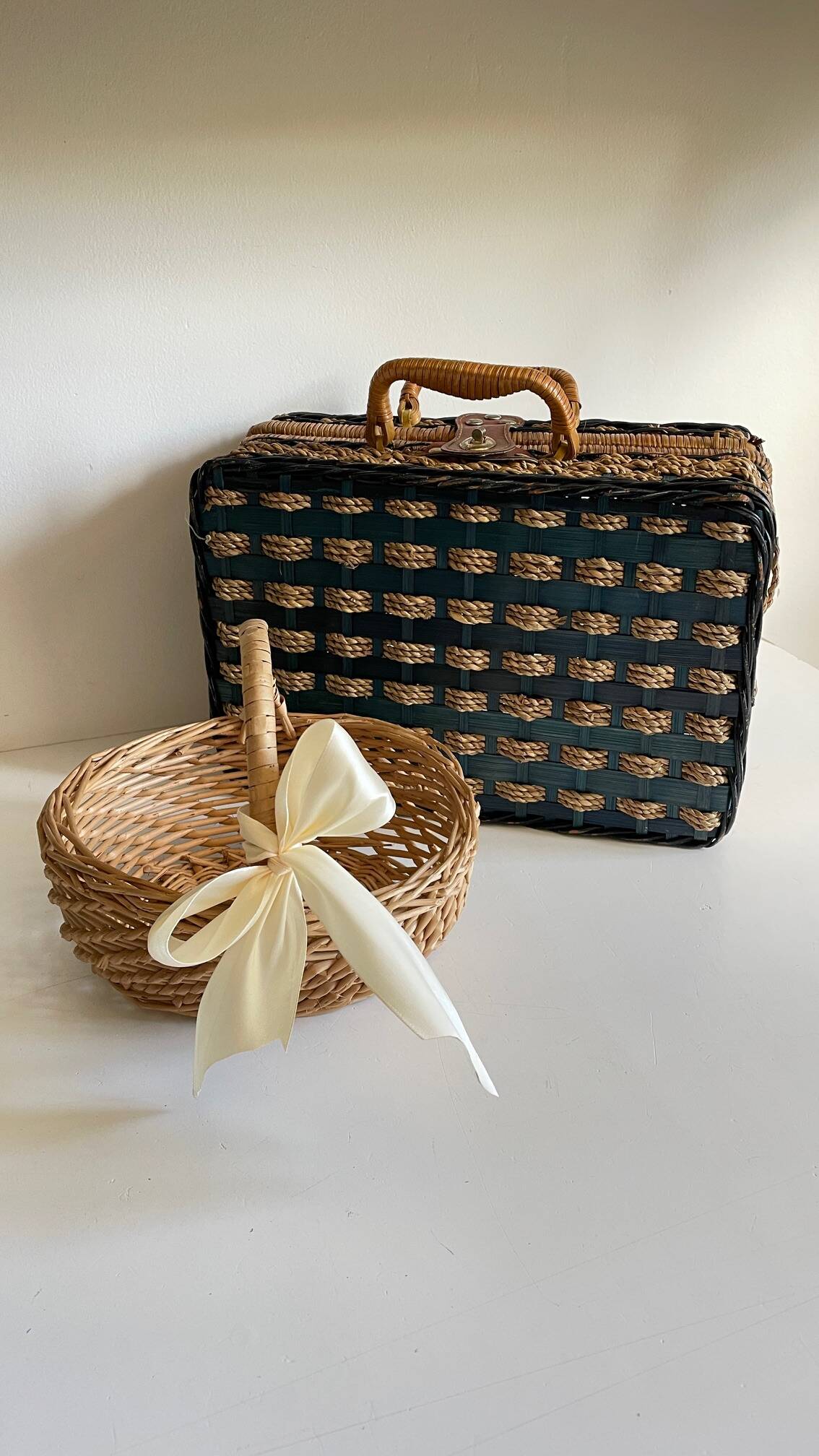 Set of 2 vintage rattan and rope baskets